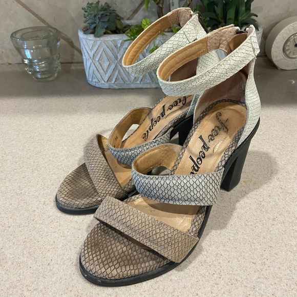 Free People Gray Python Print Leather Strappy High Heels Womens Size 38 (7) - Picture 1 of 4